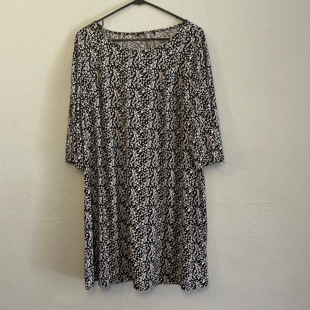 Beautiful flattering dress with flared splits sleeves three-quarter length